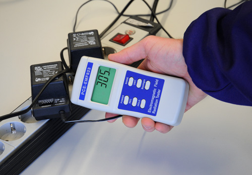 Das Elektrosmog-Messgerät bei der Überprüfung von Netzteilen.