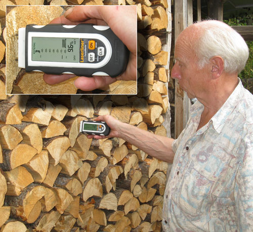 Das Materialfeuchtemessger�t DampMaster bei der Feuchtemessung im Kiefernholz