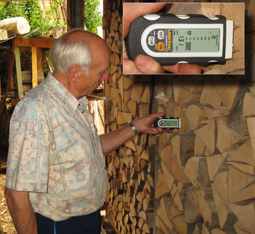 Das Materialfeuchtemessger�t DampMaster bei der Messung in Buchenholz