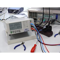 Der Leistungsanalysator PCE-PA6000 mit Power-Adapter PCE-PA-ADP