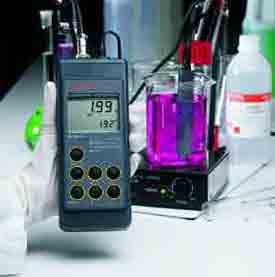Das Leitf�higkeitsmessger�t HI-9835 bei einer Labormessung.