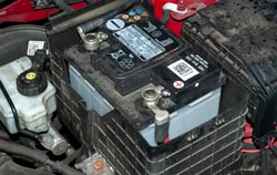 Autobatterietester bei der Anwendung an einer Autobatterie.