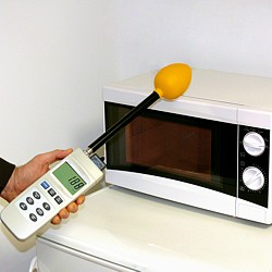 Der Elektromagnetischer Strahlungsmesser kann auch bei Mikrowellen benutzt werden