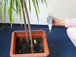 Uach zur Messzung im Pflanzenbereich wird das Erd-pH-Meter eingesetzt.