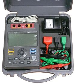 Handlicher Koffer des Isolationstestger�tes PCE-UT 512