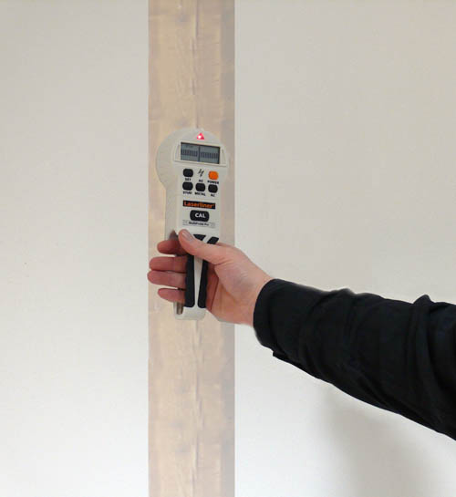 Ortungsger�t im Einsatz bei der Suche von  Holzbalken in der Wand.