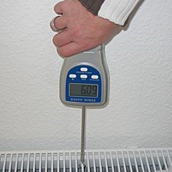 Kraftmessgerät bei der Ermittlung der Gewichtskraft
