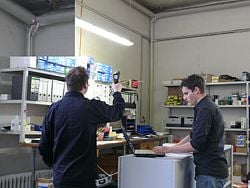 Das Infrarotthermometer bei der Anwendung und gleichzeitiger Auswertung am PC