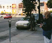 Der L�rmmesser PCE-999 bei einer L�rmpegelmessung an einer viel befahrenen Strasse.