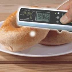 Der beleuchtete Messfleck des Lebensmittel-Thermometer-PCE-IR 100 am Messobjekt