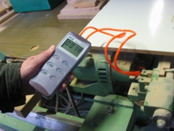 Das Druckmessgerät PCE-P beim messen des Drucks an einer Maschine