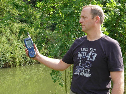 Das Psychrometer bei der Messung im Freien.