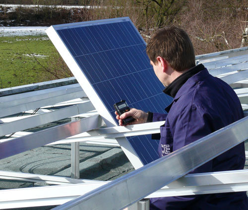 Solarmessgerät PCE-SPM 1 im Einsatz bei einer Solaranlagenmontage