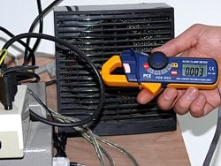 Mini – Stromzangenmessgerät FC-33 bei einer kontaktlosen messung einer Spannung in einem Kabel.