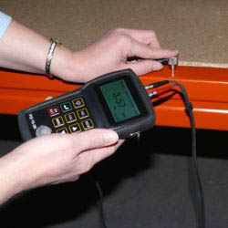 Das Ultraschall Dickenmessgerät PCE 250 bei einer Anwendung.