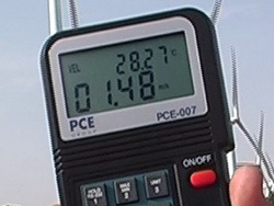 PCE-007 anemometer: taking a measurement