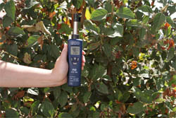 front view of the PCE-555 humidity detector measuring humidity outdoors.