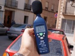 The PCE-999 noise meter  measuring in the street