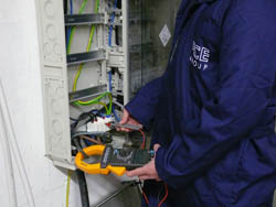 Placing the three-phase power analyzer PCE-GPA 62 to perform a measurement.