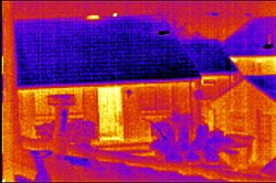 PCE-TC 3 Thermal Imaging Camera: thermal radiation of a building