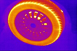 PCE-TC 4 Thermal Imaging Camera: thermal image of a tyre