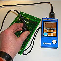 the PCE-TG100 material thickness meter measuring a steel plate