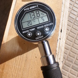  Use of the PCE-WHM3 absolute humidity meter for wood.