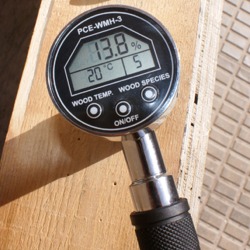  Use of the PCE-WHM3 absolute humidity meter for wood.