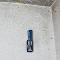 Imagen del logger de datos usb PCE-HT 71 instalado en una pared.