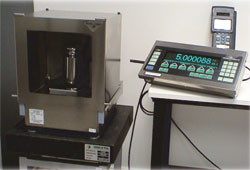 Calibrage d'une balance dans le laboratoire de calibrage.
