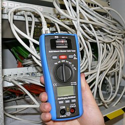 Analizzatore LAN PCE-LT1 mentre verifica un quadro di connessioni RJ-45