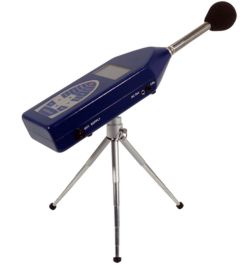 Qui pu� vedere il fonometro PCE-DSA 50 montato su un treppiede. 