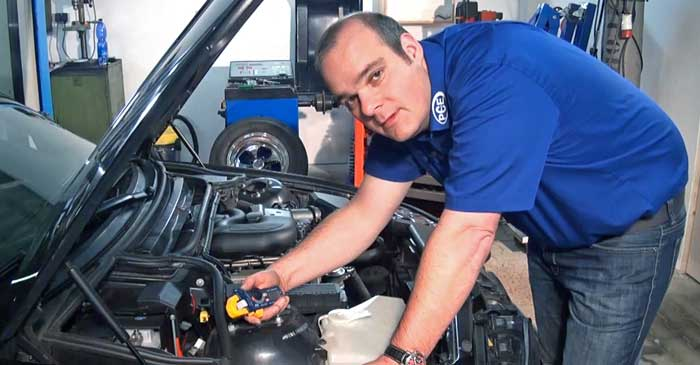 Using the clamp meter PCE-DC 3 for car electrics testing.