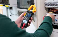 Current clamp PCE-DC 10 with a clear display in use.