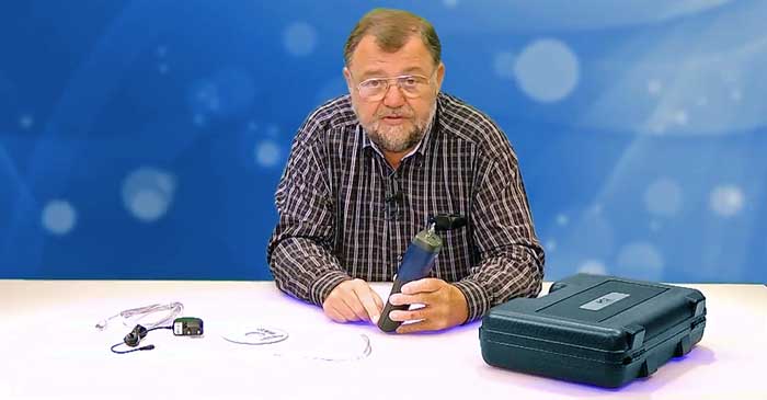 Wolfgang Rudolph presents manometer from PCE Instruments