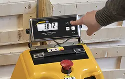 PCE Instruments pallet trucks with scales during the loading process.
