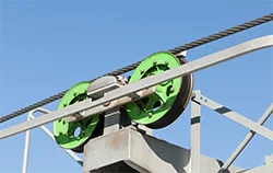 Verificação dos cabos de um teleférico com um dinamômetro.