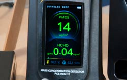 Medidor de formaldeído PCE-RCM 12 em uso.