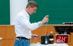 Registrador de dados de temperatura em uso em um experimento em uma universidade.