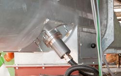 Medidor de umidade de materiais de PCE medindo de forma contínua a umidade de granulados durante um processo.