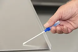 Medidor de ATP PCE-ATP 1 coletando uma amostra.