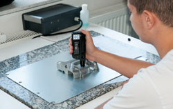 Durômetro PCE-950 durante uma calibração.