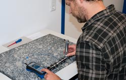 Durômetro PCE-3500 durante uma calibração.