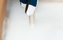 Quando as vacinas são embaladas, um cryo data logger é fechado para o transporte.