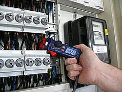 Alicate amperímetro Comprobação de um armário elétrico