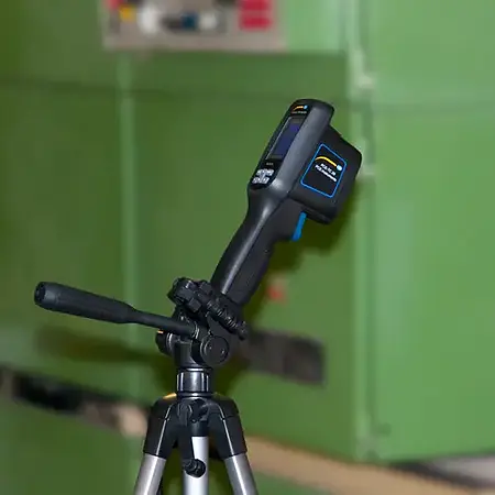 Câmera térmica em um tripé