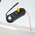 Medidor de iluminação - Verificação de temperatura em uma geladeira