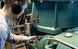 Equipo para medición de vibraciones realizando una medición