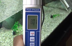 Aquarium pH Meter PCE-PH20 shows pH 8.01.