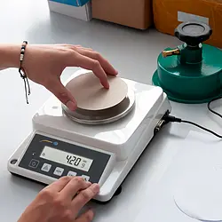 Balanza de laboratorio realizando una medición